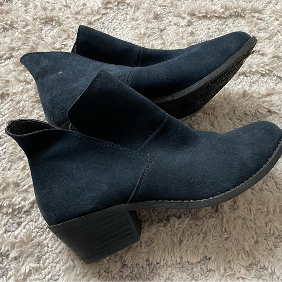 RH -Easton Navy Blue suede pull on booties women’s size 7 - Picture 1 of 5